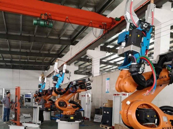 解析庫(kù)卡機(jī)器人的內(nèi)部結(jié)構(gòu)。